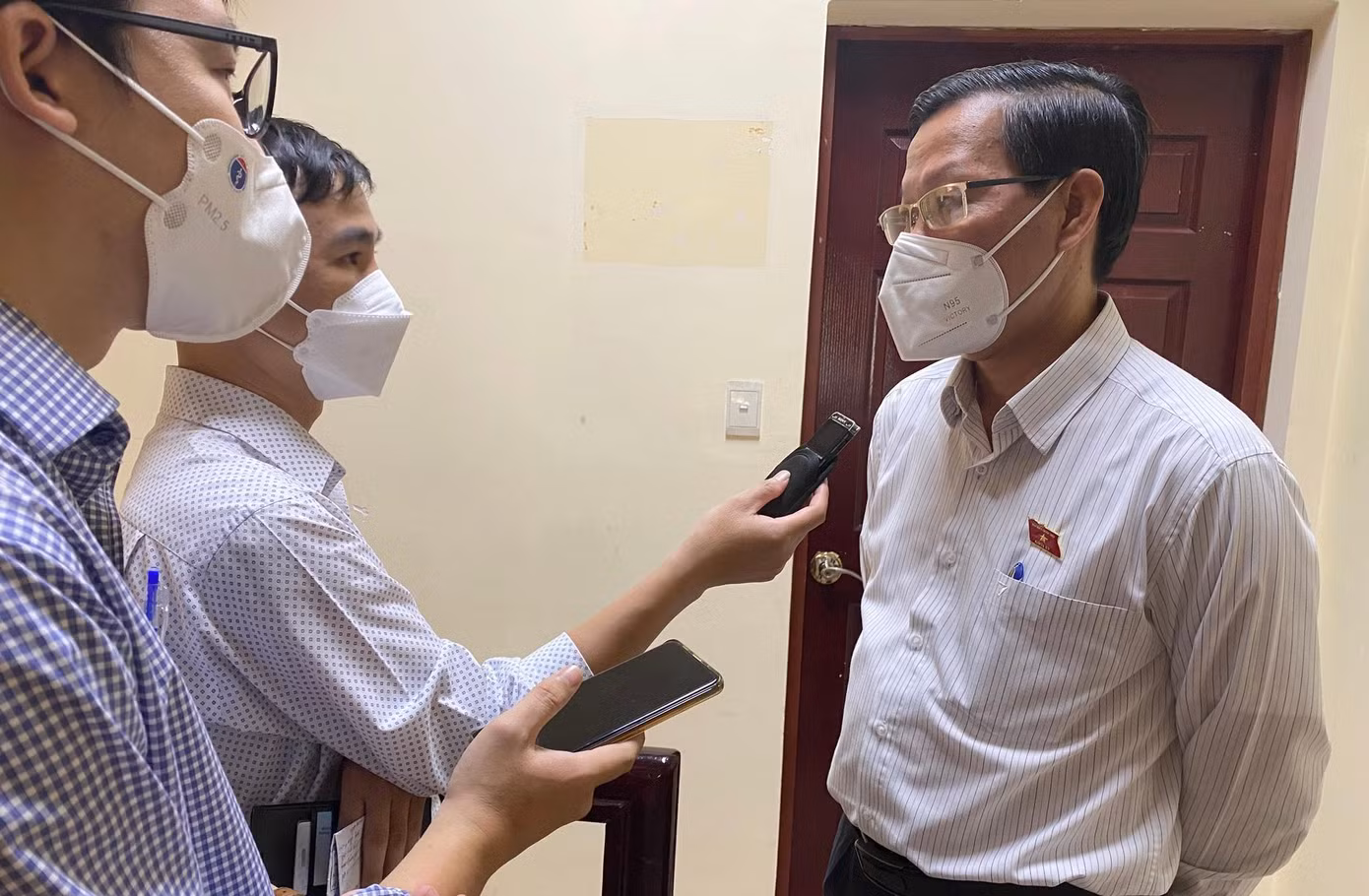 Chủ tịch UBND TPHCM Phan Văn Mãi trao đổi với báo chí
