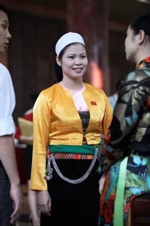 Đại biểu tỉnh Hòa Bình Bạch Thị Hương Thủy duyên dáng trong trang phục truyền thống dân tộc Mường
