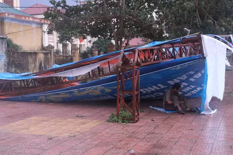 Nhiều bảng quảng cáo bị báo đánh sập