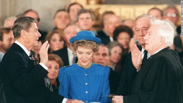 Cựu tổng thống Ronald Reagan giơ tay tuyên thệ nhậm chức hôm 21-1-1985. Cựu tổng thống Ronald Reagan giơ tay tuyên thệ nhậm chức hôm 21 1 1985
