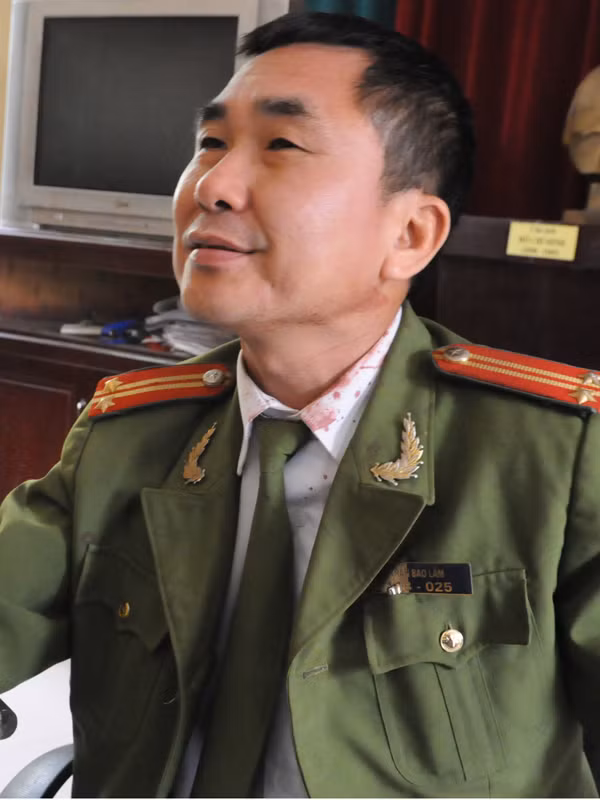 Trung tá Trần Bảo Lâm cho rằng không vụt trúng mặt mà do anh Bắc bỏ chạy đâm vào tường và tấm biển hiệu nên mới bị thương. Ảnh: Tuấn Nguyễn.