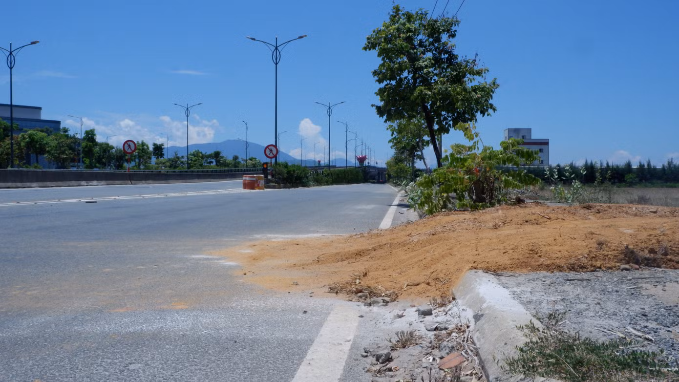 Dấu vết cát sau khi bị trộm đã được vận chuyển chở ra đường lớn, lên cầu vượt nối Quốc lộ 1A và cao tốc Đà Nẵng - Quảng Ngãi. Dấu vết cát sau khi bị trộm đã được vận chuyển chở ra đường lớn, lên cầu vượt nối Quốc lộ 1A và cao tốc Đà Nẵng - Quảng Ngãi.