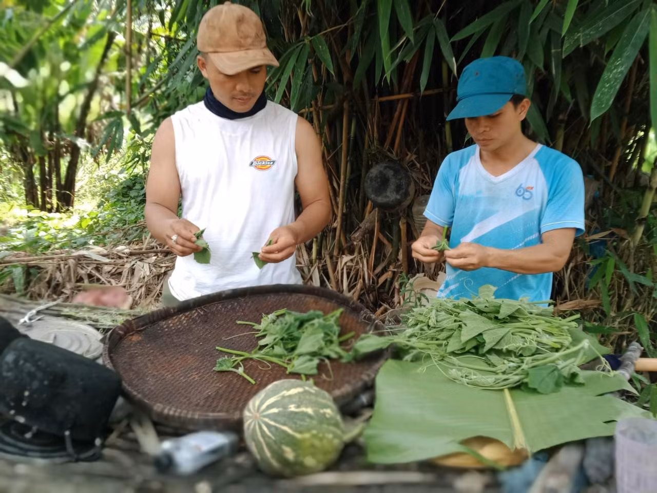 Các bạn trẻ thay nhau nấu nướng trong những ngày ở lại Pêtapot giúp dân dựng nhà. Mái ấm biên cương được dựng lên trong niềm vui không chỉ của gia chủ mà còn là niềm vui chung của cả đội tình nguyện vì sau nhiều gian khổ, công trình đã về đích đúng tiến độ. Các bạn trẻ thay nhau nấu nướng trong những ngày ở lại Pêtapot giúp dân dựng nhà. Mái ấm biên cương được dựng lên trong niềm vui không chỉ của gia chủ mà còn là niềm vui chung của cả đội tình nguyện vì sau nhiều gian khổ, công trình đã về đích đúng tiến độ.