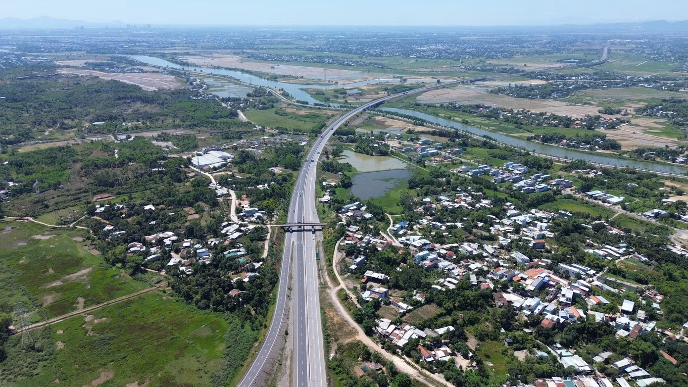 Trước đó, ngày 13/5, Phó Thủ tướng Trần Hồng Hà ký quyết định giao UBND TP Đà Nẵng tiếp nhận và quản lý nút giao quốc lộ 14B với cao tốc Đà Nẵng - Quảng Ngãi. Đây là điểm giao thông then chốt kết nối tuyến cao tốc Hòa Liên - Túy Loan, cao tốc Đà Nẵng - Quảng Ngãi và QL 14B. Theo đó, TP Đà Nẵng có trách nhiệm tiếp nhận, đầu tư hoàn chỉnh và tổ chức vận hành nút giao này đúng theo quy hoạch được duyệt. Việc quản lý phải đảm bảo đồng bộ về tải trọng, lưu lượng và phương tiện với các tuyến cao tốc liên vùng. Ngoài ra, TP Đà Nẵng phải bố trí nguồn lực phù hợp, lập dự án đầu tư và thực hiện đúng các quy định pháp lý liên quan. Trước đó, ngày 13/5, Phó Thủ tướng Trần Hồng Hà ký quyết định giao UBND TP Đà Nẵng tiếp nhận và quản lý nút giao quốc lộ 14B với cao tốc Đà Nẵng - Quảng Ngãi. Đây là điểm giao thông then chốt kết nối tuyến cao tốc Hòa Liên - Túy Loan, cao tốc Đà Nẵng - Quảng Ngãi và QL 14B. Theo đó, TP Đà Nẵng có trách nhiệm tiếp nhận, đầu tư hoàn chỉnh và tổ chức vận hành nút giao này đúng theo quy hoạch được duyệt. Việc quản lý phải đảm bảo đồng bộ về tải trọng, lưu lượng và phương tiện với các tuyến cao tốc liên vùng. Ngoài ra, TP Đà Nẵng phải bố trí nguồn lực phù hợp, lập dự án đầu tư và thực hiện đúng các quy định pháp lý liên quan.