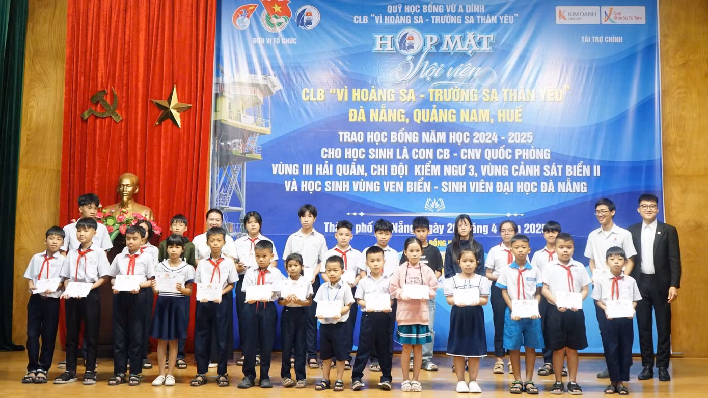 Trao học bổng cho con em của cán bộ chiến sĩ Vùng 3 Hải quân, Vùng Cảnh sát biển 2, Chi đội Kiểm ngư 3. Trao học bổng cho con em của cán bộ chiến sĩ Vùng 3 Hải quân, Vùng Cảnh sát biển 2, Chi đội Kiểm ngư 3.