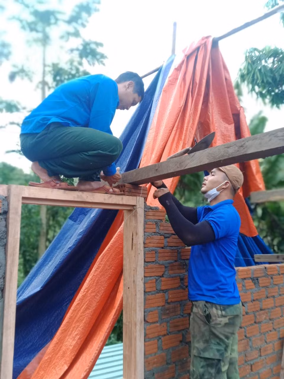 Các bạn trẻ tỉ mẩn xây dựng phần thô ngôi nhà. Các bạn trẻ tỉ mẩn xây dựng phần thô ngôi nhà.