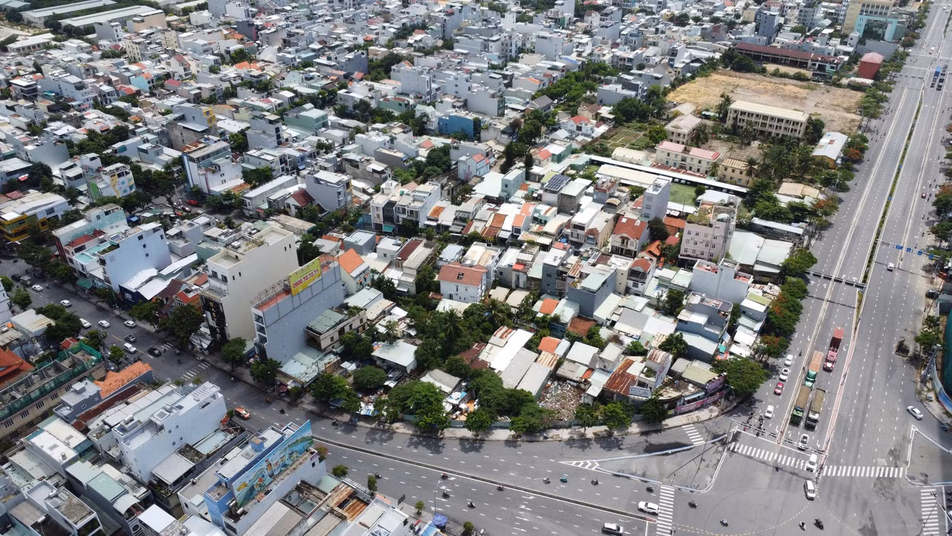 Lãnh đạo UBND quận Ngũ Hành Sơn cũng cho hay, theo kế hoạch, trong năm 2025 sẽ hoàn thành giải tỏa những hộ tại đây, trong đó phần lớn số hộ thuộc diện giải tỏa hoàn toàn, chỉ một số hộ giải tỏa một phần.