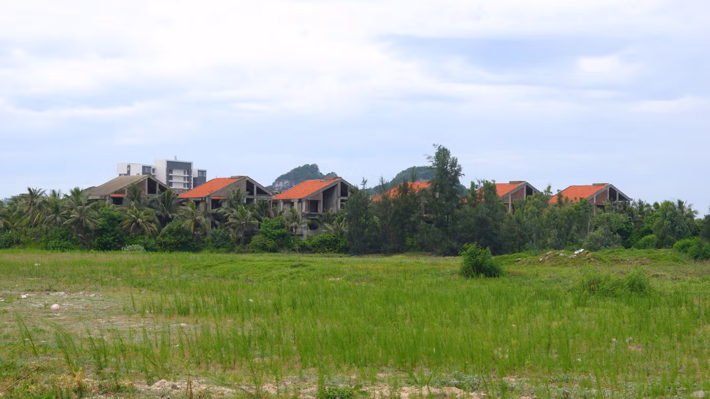 Bên trong dự án Hòn Ngọc Á Châu là cảnh bỏ hoang. Đầu năm 2010, chủ đầu tư đã làm lễ khởi công giai đoạn 1 với các hạng mục chính gồm biệt thự, căn hộ cao cấp, khu tổ chức hội nghị, hội thảo, nhà hàng... Tuy nhiên, dự án mới xây dựng tường bao rồi bỏ hoang đến nay.