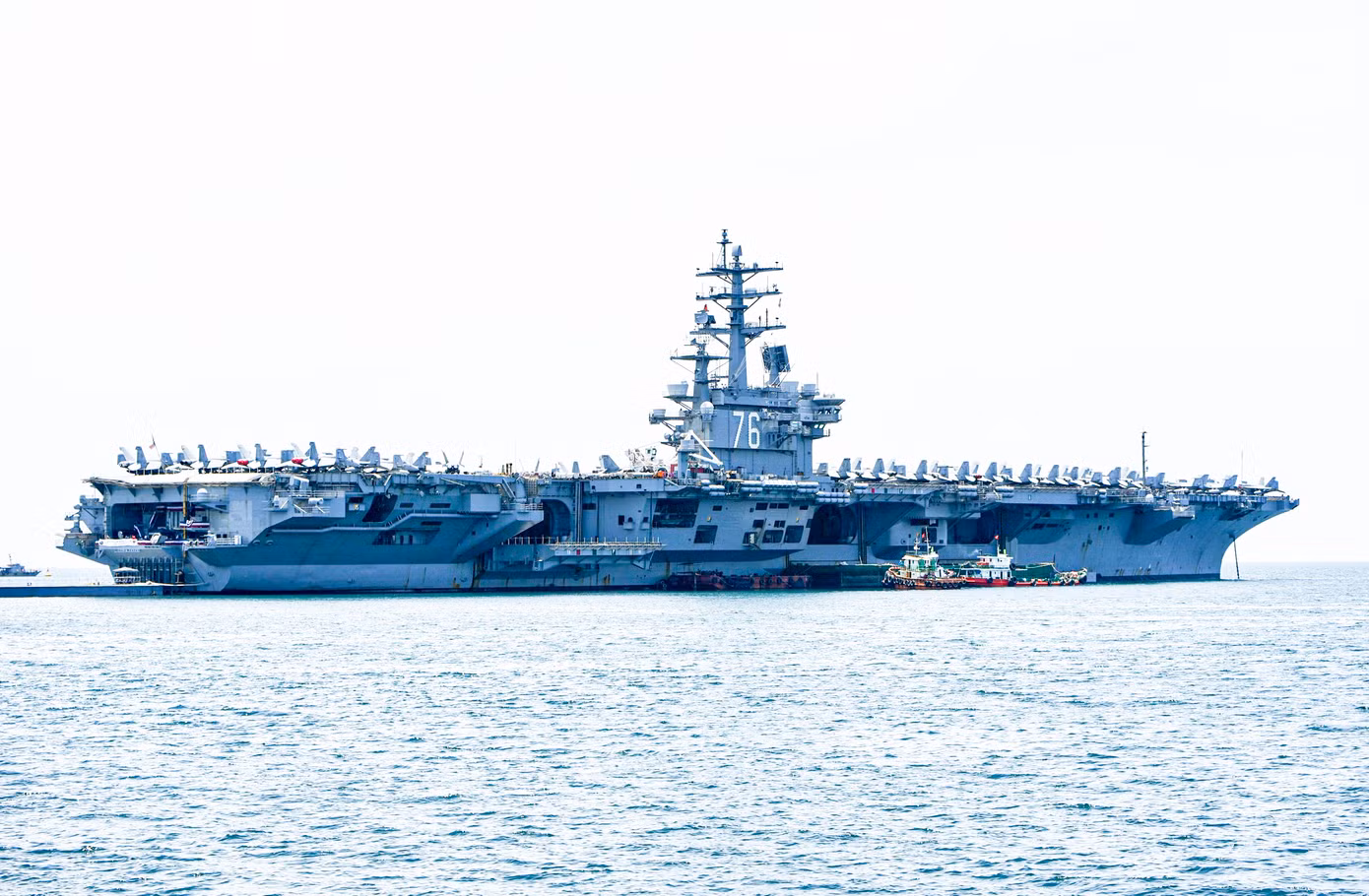 Tàu sân bay USS Ronald Reagan (CVN 76) đang neo đậu trên vịnh Đà Nẵng. Ảnh: Nhật Minh.