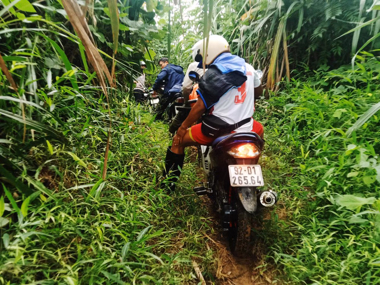 Nhiều đoạn đường rừng, di chuyển đầy khó khăn. Vắt rừng, ruồi vàng bu bám tay chân các bạn trẻ. Nhiều đoạn đường rừng, di chuyển đầy khó khăn. Vắt rừng, ruồi vàng bu bám tay chân các bạn trẻ.