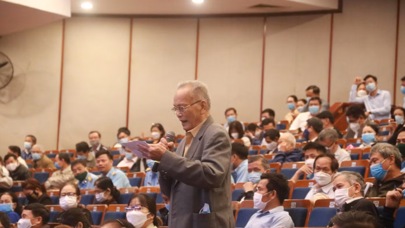 Cử tri TP Đà Nẵng nêu ý kiến đến Đoàn ĐBQH TP Đà Nẵng tại buổi tiếp xúc. Ảnh: Nguyễn Thành Cử tri TP Đà Nẵng nêu ý kiến đến Đoàn ĐBQH TP Đà Nẵng tại buổi tiếp xúc. Ảnh: Nguyễn Thành