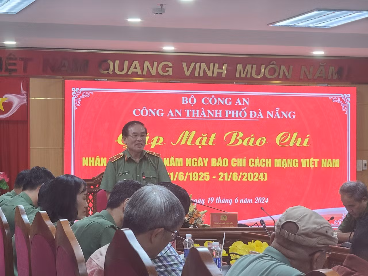 Thiếu tướng Vũ Xuân Viên trao đổi thông tin với báo chí tại buổi gặp mặt.
