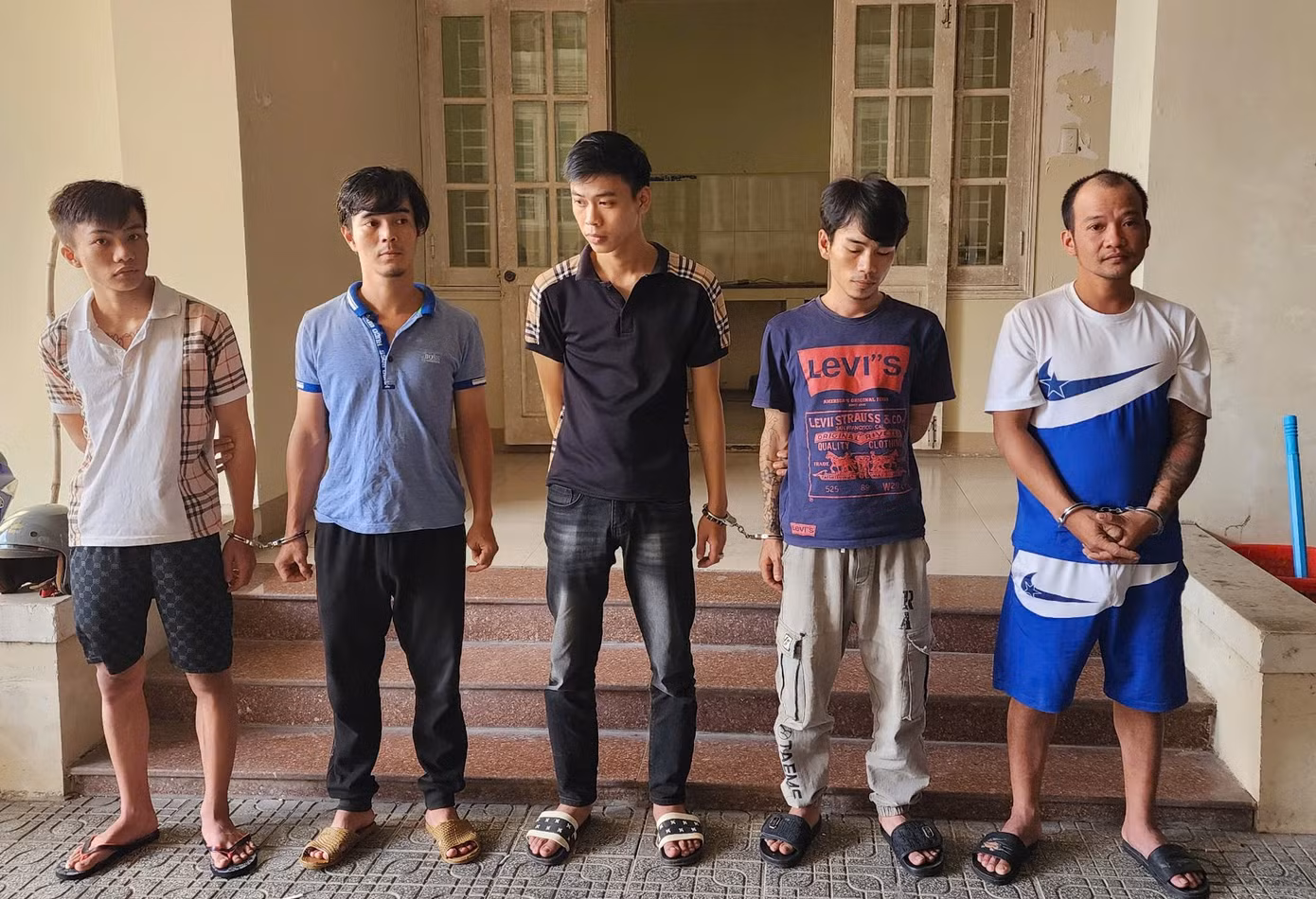 Nhóm 5 đối tượng bị khởi tố về tội gây rối trật tự công cộng. Nhóm 5 đối tượng bị khởi tố về tội gây rối trật tự công cộng.