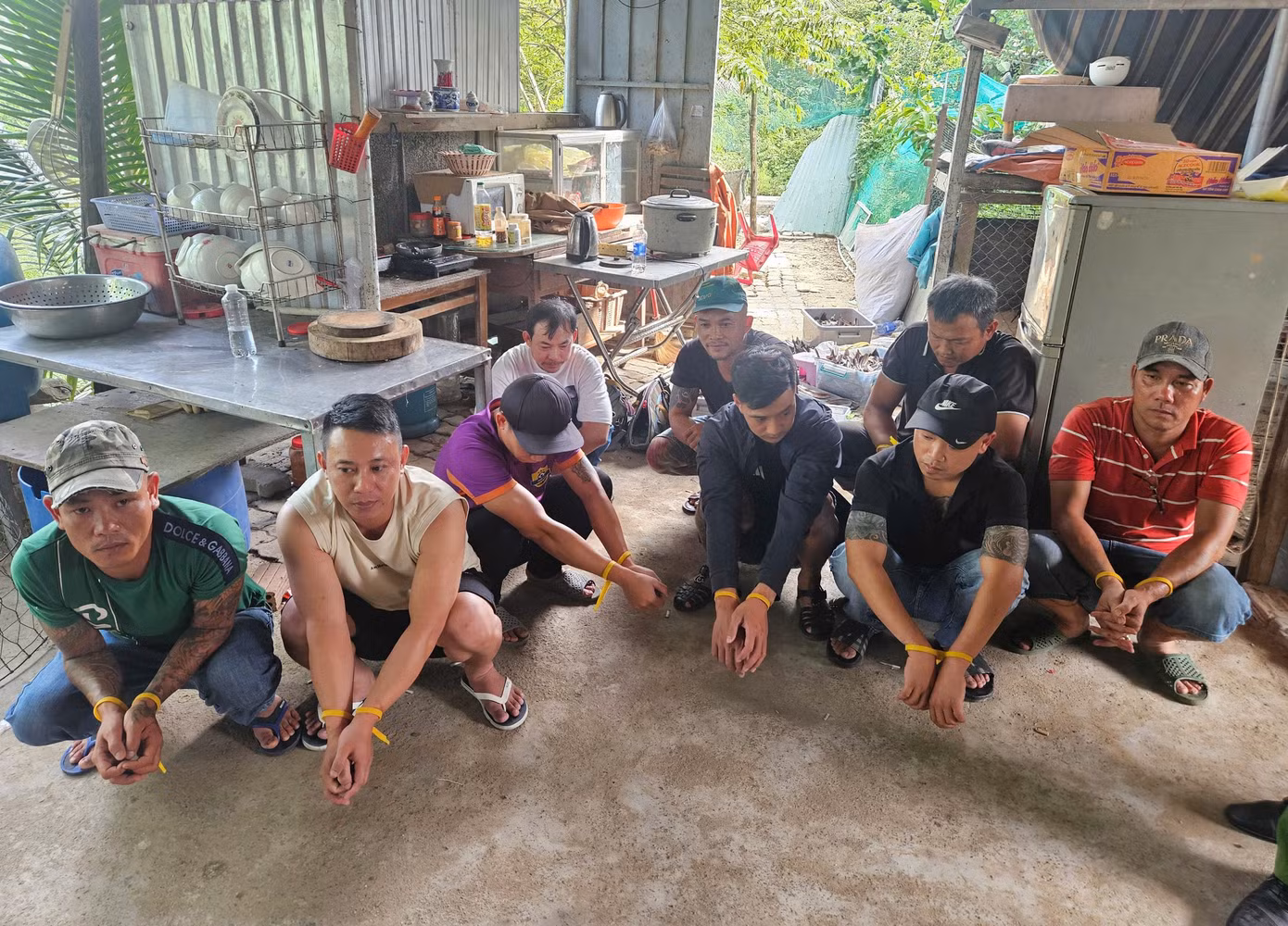 Tại hiện trường, lực lượng Công an tạm giữ hàng chục đối tượng đến từ nhiều địa phương tham gia; đồng thời thu giữ 2 con gà, 11 xe máy, 13 điện thoại di động. Đây là tụ điểm cá độ đá gà gây phức tạp về an ninh trật tự, gây bức xúc trong nhân dân. Sau thời gian theo dõi, các trinh sát công an đã bất ngờ ập vào bắt gọn các đối tượng liên quan. Tại hiện trường, lực lượng Công an tạm giữ hàng chục đối tượng đến từ nhiều địa phương tham gia; đồng thời thu giữ 2 con gà, 11 xe máy, 13 điện thoại di động. Đây là tụ điểm cá độ đá gà gây phức tạp về an ninh trật tự, gây bức xúc trong nhân dân. Sau thời gian theo dõi, các trinh sát công an đã bất ngờ ập vào bắt gọn các đối tượng liên quan.