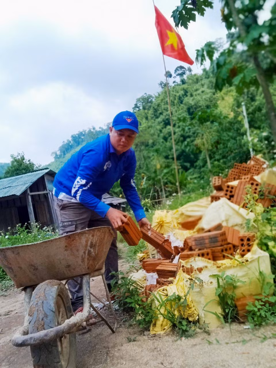 Anh Bùi Thế Anh (Bí thư Huyện Đoàn Nam Giang) trực tiếp tham gia xây dựng nhà cho cha con anh Gióng. "Mái ấm biên cường là công trình thiết thực, ý nghĩa mà tuổi trẻ Nam Giang lập thành tích để chào mừng đại hội Đoàn các cấp, tiến tới đại Đoàn tỉnh Quảng Nam lần thứ 19. Công trình sẽ hoàn thành và bàn giao cho người dân trước mùa mưa. Đây là công trình thiết thực, nhằm phát huy vai trò của tuổi trẻ huyện Nam Giang trong đồng hành với địa phương trong xây dựng nông thôn mới, xoá nhà tạm. Đồng thời cũng góp phần tuyên truyền thanh niên đoàn viên trong việc chung tay bảo vệ, xây dựng biên giới, biên cương Tổ quốc", anh Anh cho biết. Anh Bùi Thế Anh (Bí thư Huyện Đoàn Nam Giang) trực tiếp tham gia xây dựng nhà cho cha con anh Gióng. "Mái ấm biên cường là công trình thiết thực, ý nghĩa mà tuổi trẻ Nam Giang lập thành tích để chào mừng đại hội Đoàn các cấp, tiến tới đại Đoàn tỉnh Quảng Nam lần thứ 19. Công trình sẽ hoàn thành và bàn giao cho người dân trước mùa mưa. Đây là công trình thiết thực, nhằm phát huy vai trò của tuổi trẻ huyện Nam Giang trong đồng hành với địa phương trong xây dựng nông thôn mới, xoá nhà tạm. Đồng thời cũng góp phần tuyên truyền thanh niên đoàn viên trong việc chung tay bảo vệ, xây dựng biên giới, biên cương Tổ quốc", anh Anh cho biết.