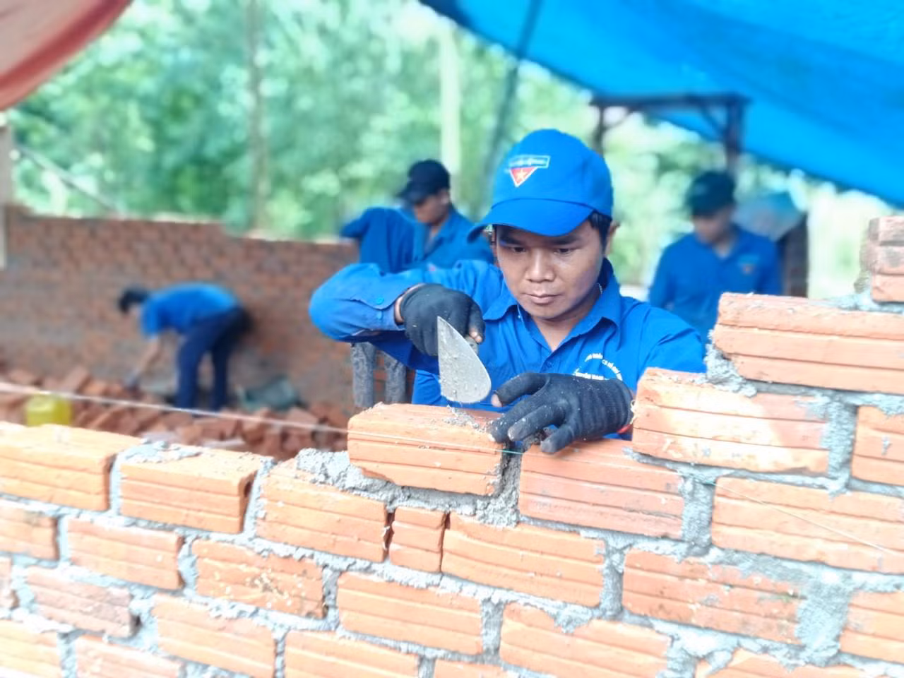 Qua 4 đợt băng rừng, lội suối để vận chuyển vật liệu, làm móng nhà, đến nay đã hoàn thành ngôi nhà nơi biên cương cho hộ gia đình khó khăn. Dự kiến trong tuần tới sẽ hoàn thiện phần thô và bàn giao cho gia đình anh Gióng. Qua 4 đợt băng rừng, lội suối để vận chuyển vật liệu, làm móng nhà, đến nay đã hoàn thành ngôi nhà nơi biên cương cho hộ gia đình khó khăn. Dự kiến trong tuần tới sẽ hoàn thiện phần thô và bàn giao cho gia đình anh Gióng.