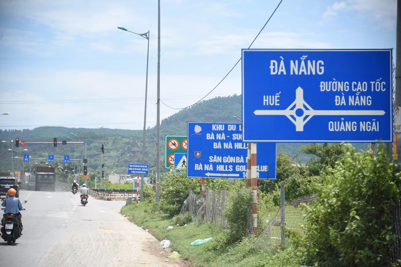 Nút giao thông Quốc lộ 14B với cao tốc Đà Nẵng - Quảng Ngãi là khu vực có lưu lượng xe cộ di chuyển nhiều, nhất là xe khách, xe có tải trọng lớn. Nút giao thông Quốc lộ 14B với cao tốc Đà Nẵng - Quảng Ngãi là khu vực có lưu lượng xe cộ di chuyển nhiều, nhất là xe khách, xe có tải trọng lớn.