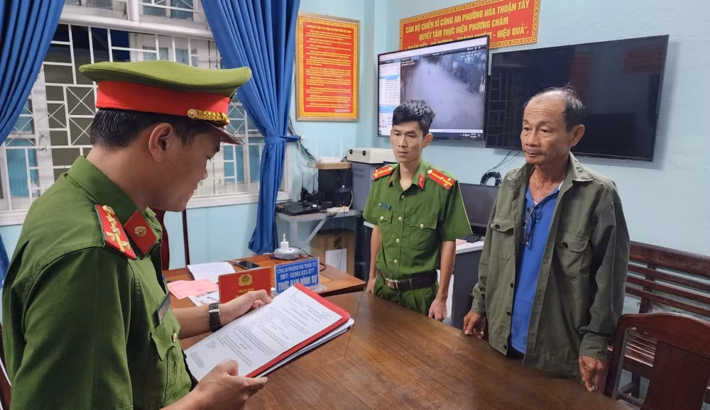Công an đọc lệnh khởi tố, bắt giam Huỳnh Ngọc.