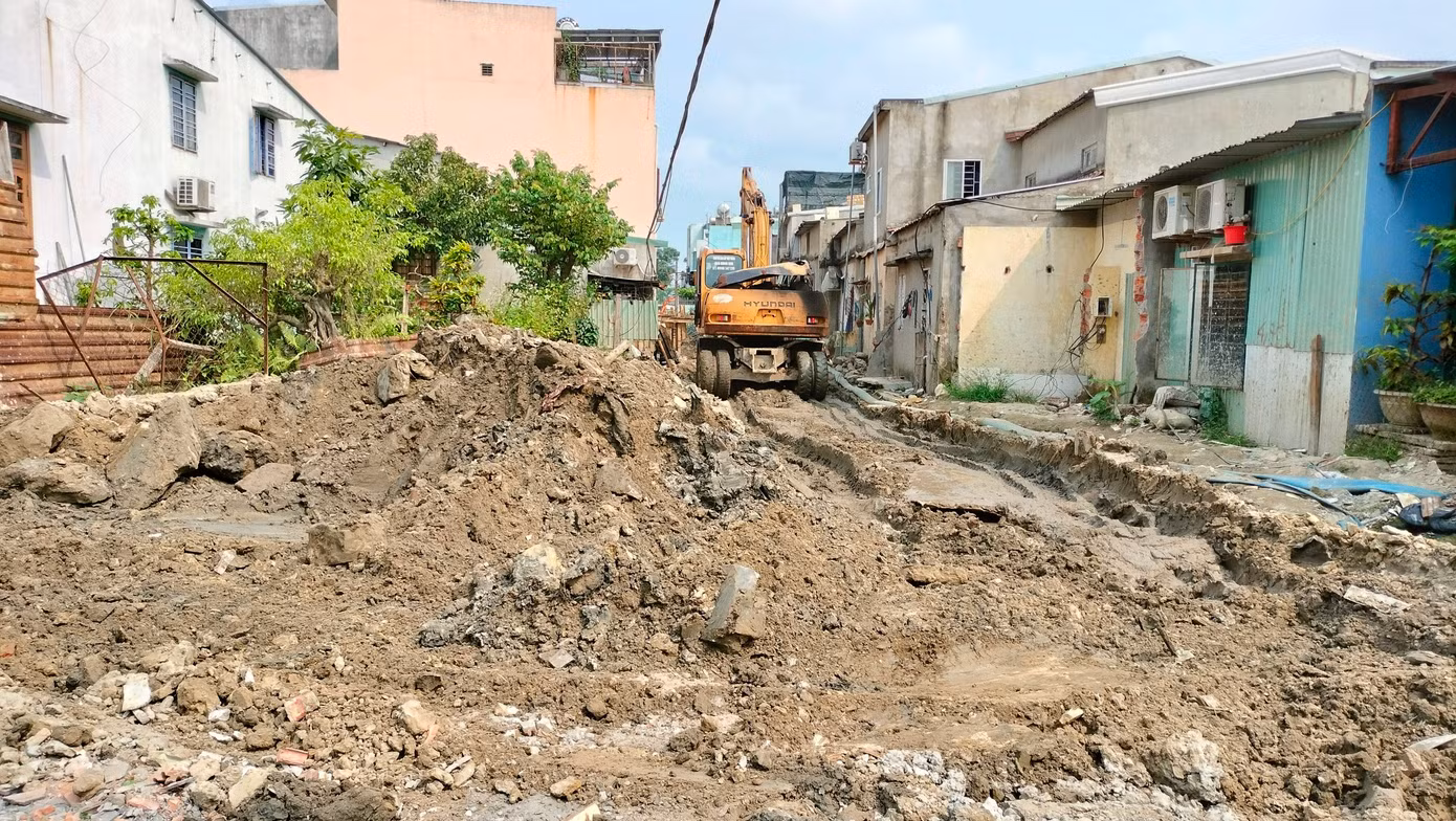 Lãnh đạo UBND phường Hòa An cho biết: Dự án cống thoát nước Khe Cạn qua địa bàn phường bắt đầu từ năm 2018, cả chính quyền, người dân đều rất cố gắng trong việc giải phóng, cho mượn mặt bằng nhưng nhà thầu thi công trễ tiến độ đã ảnh hưởng rất lớn đến đời sống, sinh hoạt, làm ăn của bà con.