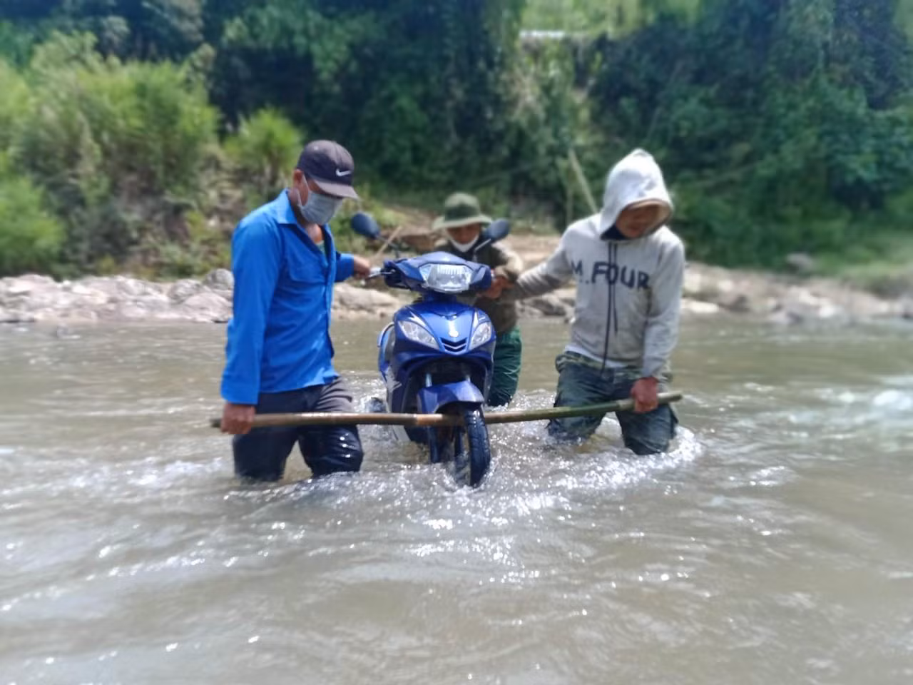 Để vào Pêtapot xây dựng nhà giúp dân, thanh niên tình nguyện Huyện Đoàn Nam Giang phải khiêng xe máy băng qua nhiều khe suối, nước chảy xiết. Để vào Pêtapot xây dựng nhà giúp dân, thanh niên tình nguyện Huyện Đoàn Nam Giang phải khiêng xe máy băng qua nhiều khe suối, nước chảy xiết.