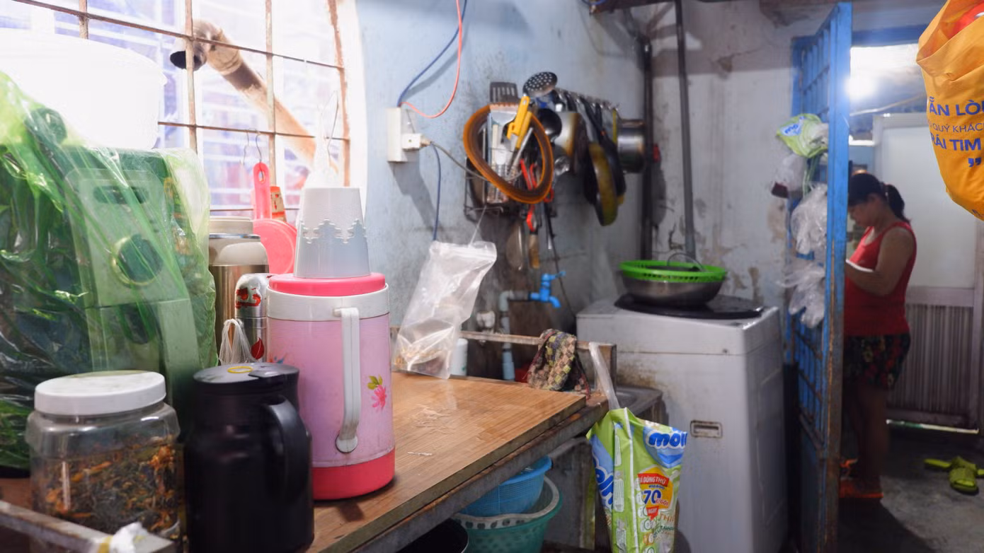 Trong căn nhà chật chội để 7 nhân khẩu cùng sinh hoạt, ông Huyến phải tận dụng mọi ngóc ngách để làm nơi để đồ.