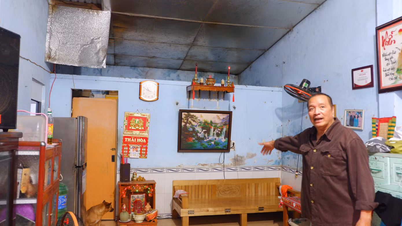 Ông Nguyễn Văn Huyến là một hộ dân sống tại tổ 9, phường Mỹ An. Ông Huyến cho biết, người dân mong ngóng dự án sẽ sớm được triển khai để người dân được đền bù, bố trí tái định cư thoát cảnh sống khổ sở trong nhà chật chội, ẩm thấp, xuống cấp.