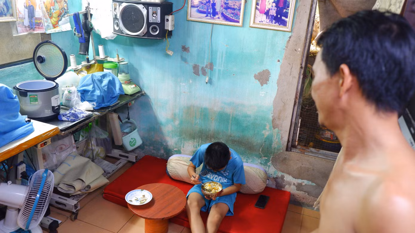 Anh Nguyễn Chánh Thọ và con trai trong căn phòng chưa tới 30m2 được mẹ bố trí cho gia đình mình (gồm vợ và 2 người con). Mới đây, tại buổi tiếp xúc cử tri với Đoàn đại biểu Quốc hội TP. Đà Nẵng, đại diện người dân khu vực tổ 9 phường Mỹ An đã phản ánh bức xúc và kiến nghị chính quyền quận Ngũ Hành Sơn và TP. Đà Nẵng xem xét, giải quyết.
