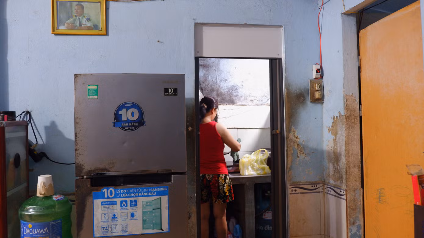 Người dân cho biết, sống bức bí ngay ở vị trí trung tâm rất bất tiện và bất an. Nhiều lần người dân kiến nghị lên chính quyền để sớm triển khai dự án nhưng đến nay vẫn chưa thấy động tĩnh gì.