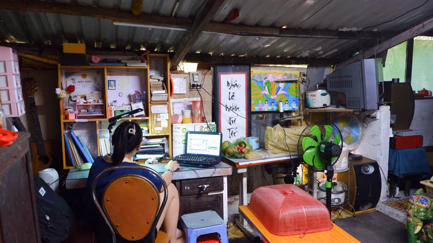 Căn phòng 30m2 của gia đình vừa làm nơi học, ăn uống, sinh hoạt của cả gia đình trong ẩm thấp, chật chội. "Tôi già rồi, chỉ thương mấy đứa cháu học hành chật chội nóng bức. Trong khi chờ dự án triển khai, chỉ biết động viên con cháu ráng ở, ráng chờ" - bà Thạnh cho biết.