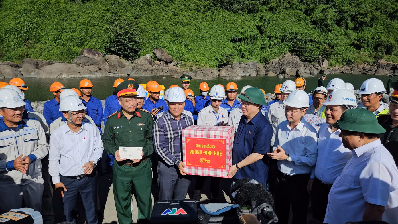 Chủ tịch Quốc hội Vương Đình Huệ biểu dương chủ đầu tư, các đơn vị thi công đã nỗ lực thi công công trình, đảm bảo tiến độ. Chủ tịch Quốc hội cũng lưu ý các đơn vị thi công phải đảm bảo an toàn, chất lượng dự án.