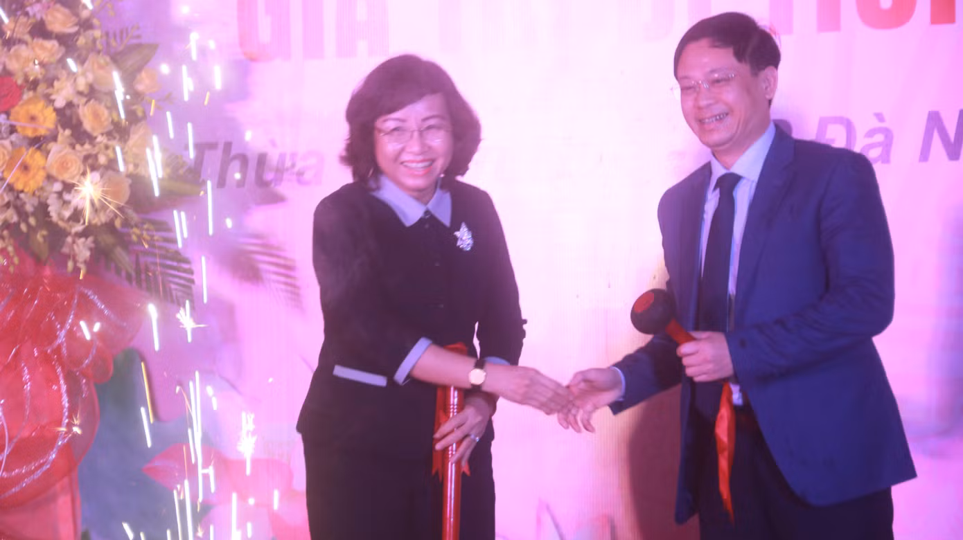 Bà Ngô Thị Kim Yến (Phó chủ tịch UBND TP Đà Nẵng) và ông Nguyễn Thanh Bình (Phó chủ tịch UBND tỉnh Thừa Thiên Huế) tại lễ khởi công. Ảnh: Nguyễn Thành