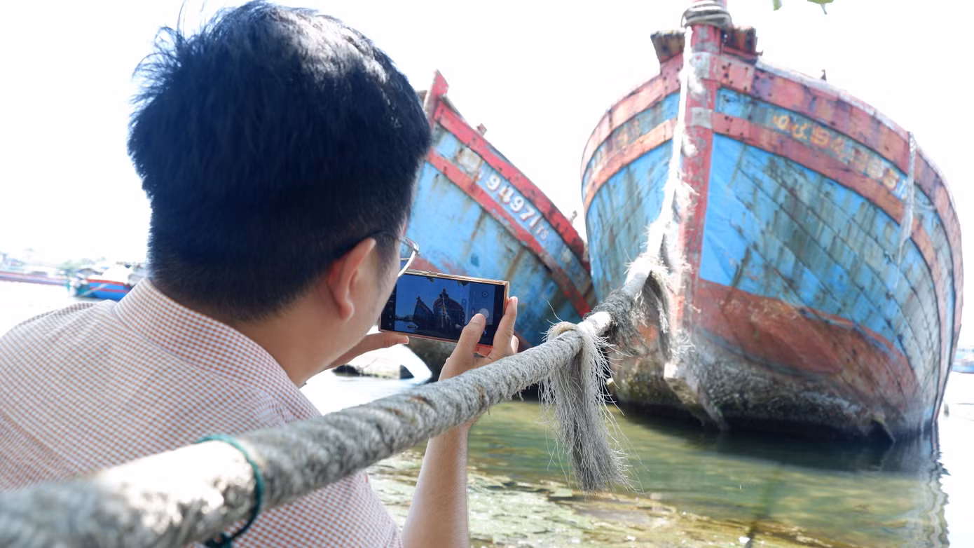 Tương tự, tại khu vực đường Lê Đức Thọ, 3 tàu cá khác cũng trong tình cảnh tương tự, bỏ không, hư hỏng nhiều năm nay. Tương tự, tại khu vực đường Lê Đức Thọ, 3 tàu cá khác cũng trong tình cảnh tương tự, bỏ không, hư hỏng nhiều năm nay.
