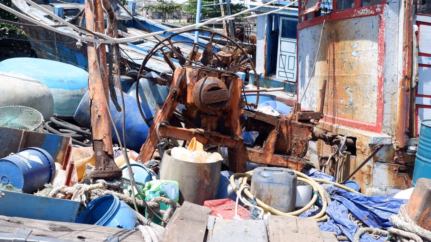 Tương tự, ngày 22/4, Công ty Đấu giá Hợp danh Bảo Việt thông báo bán đấu giá tàu cá QNg-94239-TS, cũng tại cảng cá Thọ Quang, với giá khởi điểm hơn 150 triệu đồng. Tàu này cũng chìm chạm đáy, thân vỏ mục nát với những hư hại tương tự tàu cá QNg-98384-TS. Theo ông Lại, dù đã qua nhiều lần đấu giá và hạ giá, các con tàu này vẫn không có người mua. Ban Quản lý âu thuyền từng dẫn nhiều người đi xem tàu để định giá, nhưng hầu hết đều cho rằng mức giá hiện nay cho một xác tàu như vậy là quá cao. Tương tự, ngày 22/4, Công ty Đấu giá Hợp danh Bảo Việt thông báo bán đấu giá tàu cá QNg-94239-TS, cũng tại cảng cá Thọ Quang, với giá khởi điểm hơn 150 triệu đồng. Tàu này cũng chìm chạm đáy, thân vỏ mục nát với những hư hại tương tự tàu cá QNg-98384-TS. Theo ông Lại, dù đã qua nhiều lần đấu giá và hạ giá, các con tàu này vẫn không có người mua. Ban Quản lý âu thuyền từng dẫn nhiều người đi xem tàu để định giá, nhưng hầu hết đều cho rằng mức giá hiện nay cho một xác tàu như vậy là quá cao.