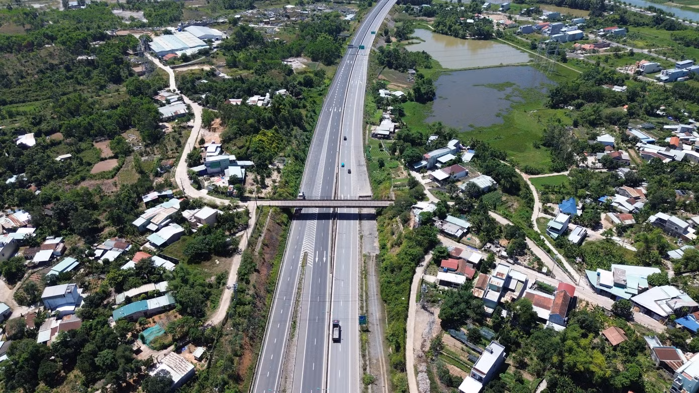 Dự án cũng hoàn thiện, xây dựng các nhánh rẽ, tuyến đường gom phục vụ dân sinh, các hạng mục điện, điện chiếu sáng, đèn tín hiệu, thoát nước. Dự án cũng hoàn thiện, xây dựng các nhánh rẽ, tuyến đường gom phục vụ dân sinh, các hạng mục điện, điện chiếu sáng, đèn tín hiệu, thoát nước.