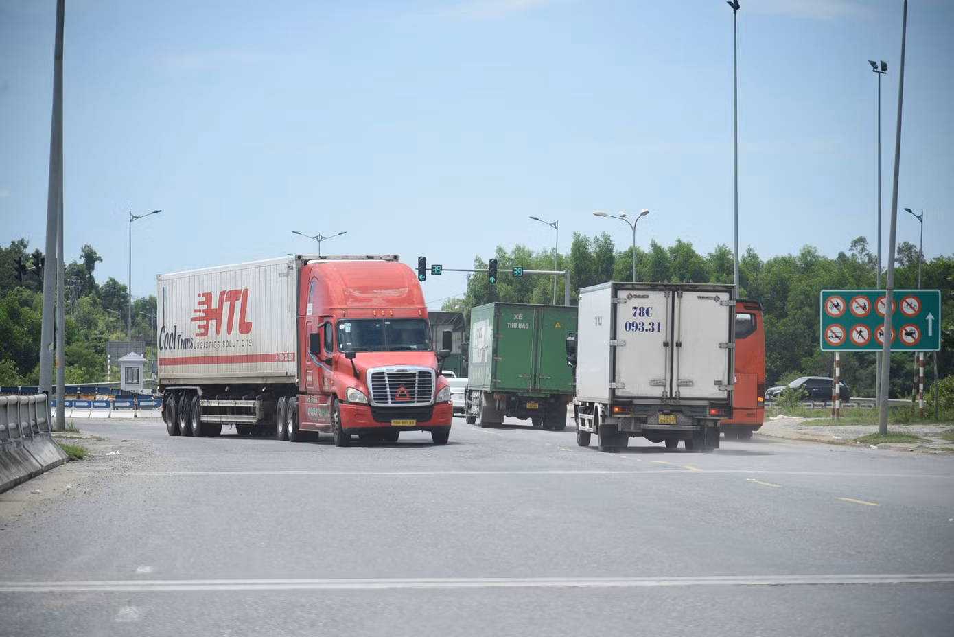 Khu vực QL14B giao nhau với điểm đầu vào cao tốc Đà Nẵng - Quảng Ngãi nên lưu lượng xe cộ cao. Hiện tại khu vực này vận hành theo tín hiệu đèn giao thông để xe ô tô ra vào cao tốc, rất dễ xảy ra ùn tắc trong giờ cao điểm, nhất là các dịp lễ, tết. Khu vực QL14B giao nhau với điểm đầu vào cao tốc Đà Nẵng - Quảng Ngãi nên lưu lượng xe cộ cao. Hiện tại khu vực này vận hành theo tín hiệu đèn giao thông để xe ô tô ra vào cao tốc, rất dễ xảy ra ùn tắc trong giờ cao điểm, nhất là các dịp lễ, tết.