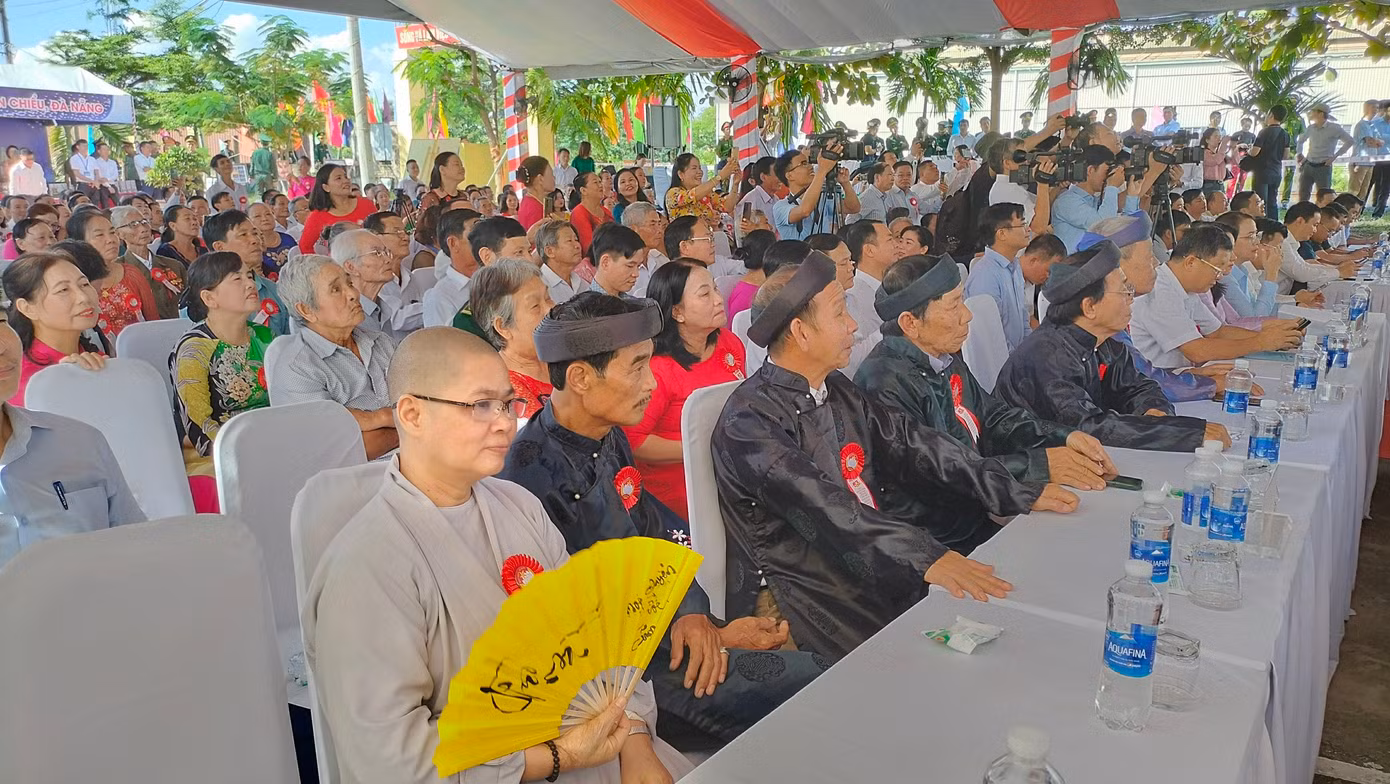Đông đảo người dân khu dân cư 10, phường Hòa Hiệp Bắc, quận Liên Chiểu đã đến tham dự chương trình.