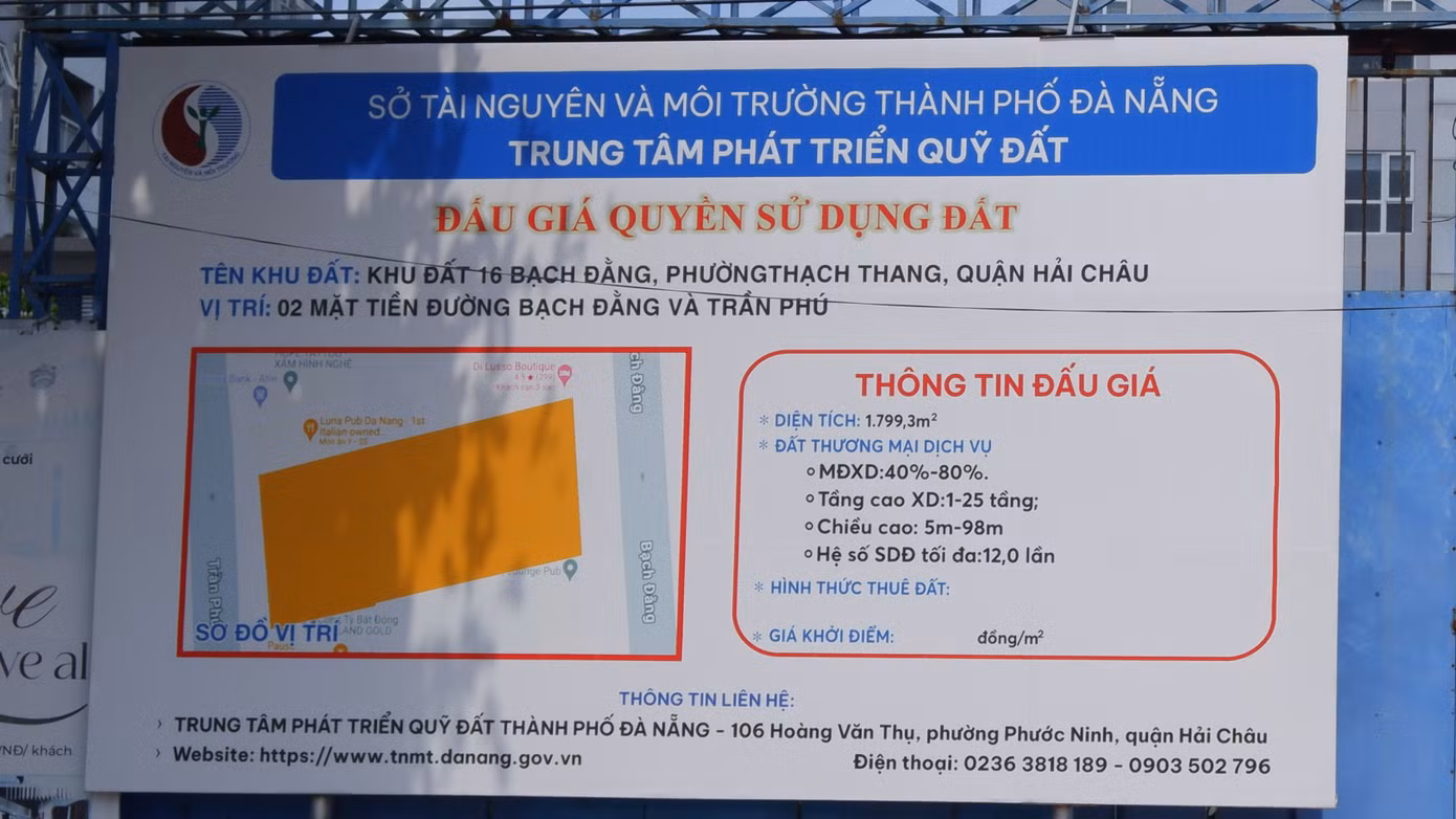 Khu đất 16 Bạch Đằng có hai mặt tiền đường Bạch Đằng và Trần Phú, đối diện bến tàu du lịch sông Hàn, gần Trung tâm hành chính thành phố, Di tích Quốc gia đặc biệt Thành Điện Hải, Bảo tàng Đà Nẵng, thư viện...