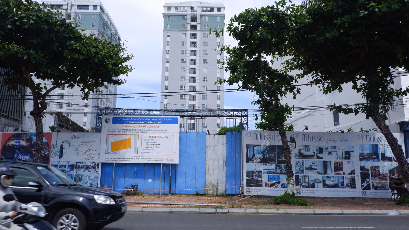 Khu đất 16 Bạch Đằng, phường Thạch Thang, quận Hải Châu vừa được UBND TP Đà Nẵng lựa chọn tổ chức hành nghề đấu giá tài sản để đấu giá tài sản. Khu đất gần 1.800 m2 ở vị trí đắc địa ven sông Hàn, được TP Đà Nẵng đấu giá với mức khởi điểm hơn 173 triệu đồng/m2, cao gấp gần 3 lần so với đợt trước.