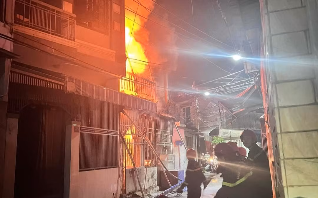 Cảnh sát PCCC Đà Nẵng triển khai dập lửa.