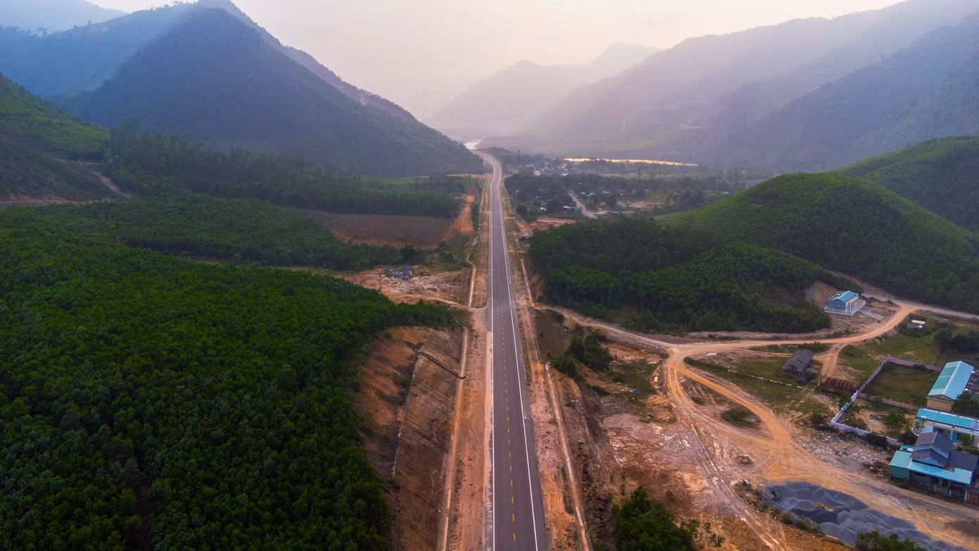 Đoạn La Sơn - Hòa Liên dài 66 km, bắt đầu tại ngã ba La Sơn (huyện Phú Lộc, tỉnh Thừa Thiên- Huế) đến nút giao Hòa Liên (huyện Hòa Vang, Đà Nẵng).