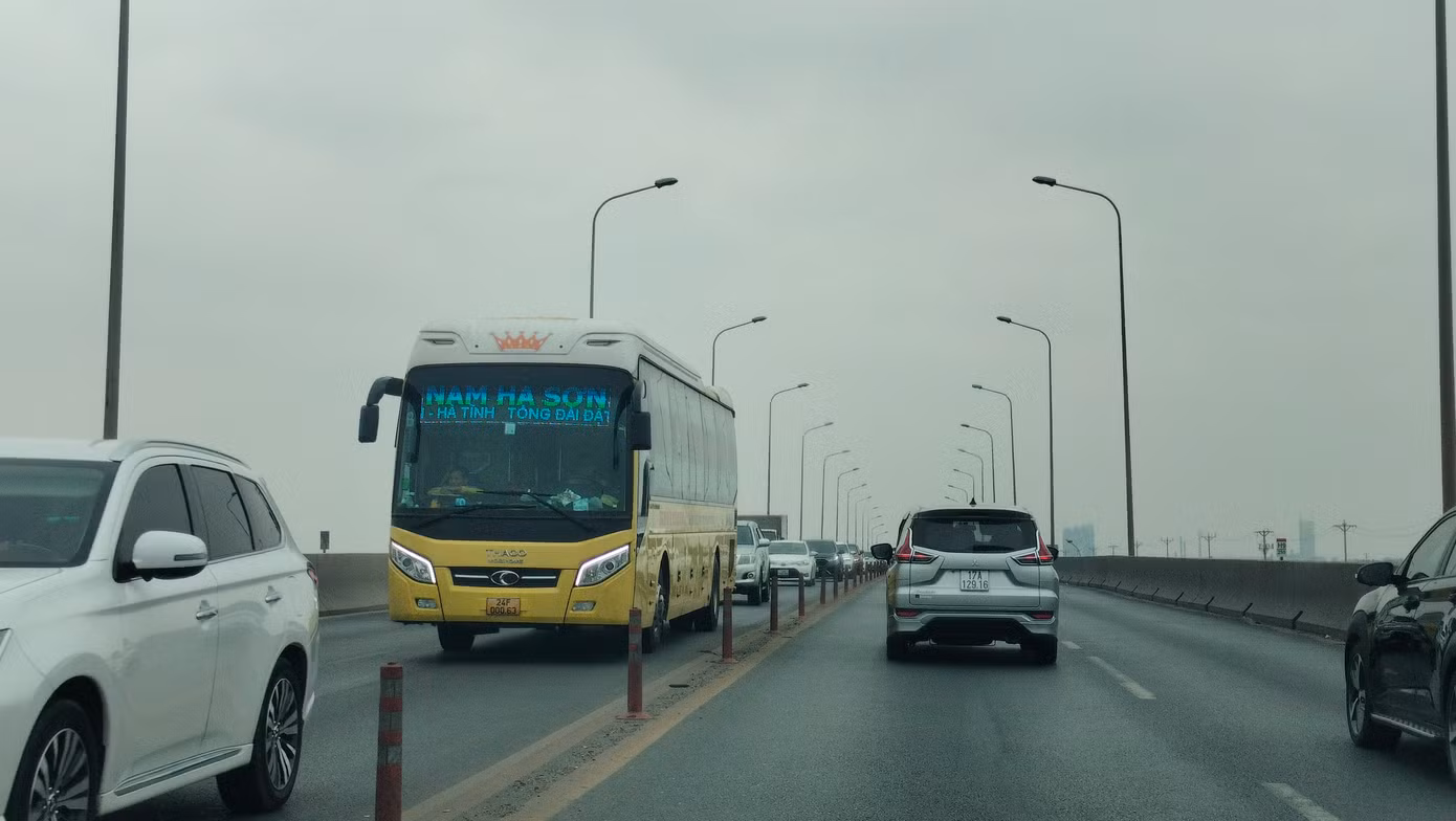 Các loại phương tiện di chuyển chậm trên cao tốc do lưu lượng xe quá nhiều.