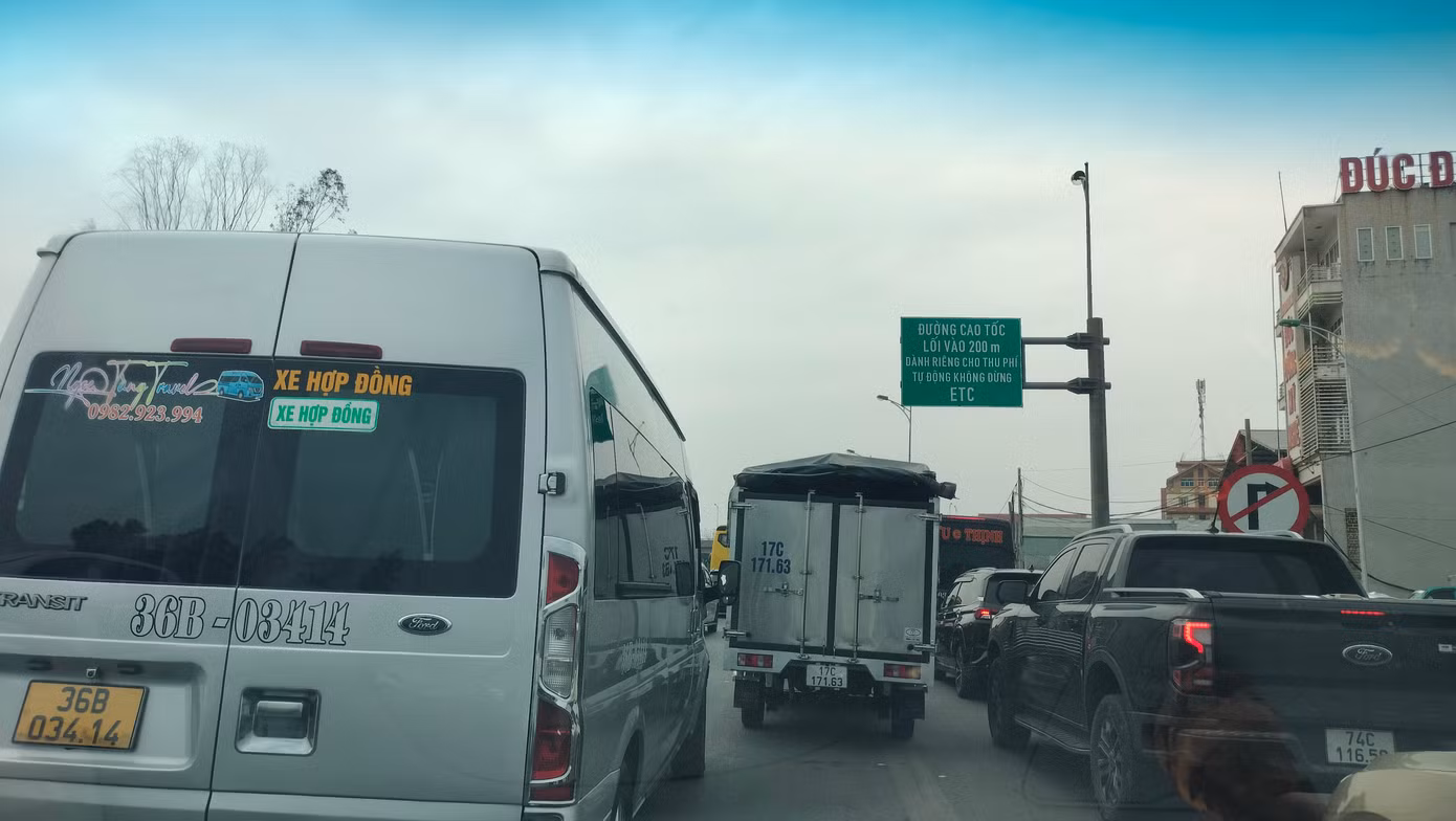 Quốc lộ 10, đoạn qua tỉnh Ninh Bình liên tục ách tắc trong ngày 30 và 31/1 (tức mùng 2 và mùng 3 Tết) do lưu lượng phương tiện tăng cao, nhất là giao thông dẫn lên cao tốc Cầu Giẽ - Ninh Bình và Cao Bồ - Mai Sơn.