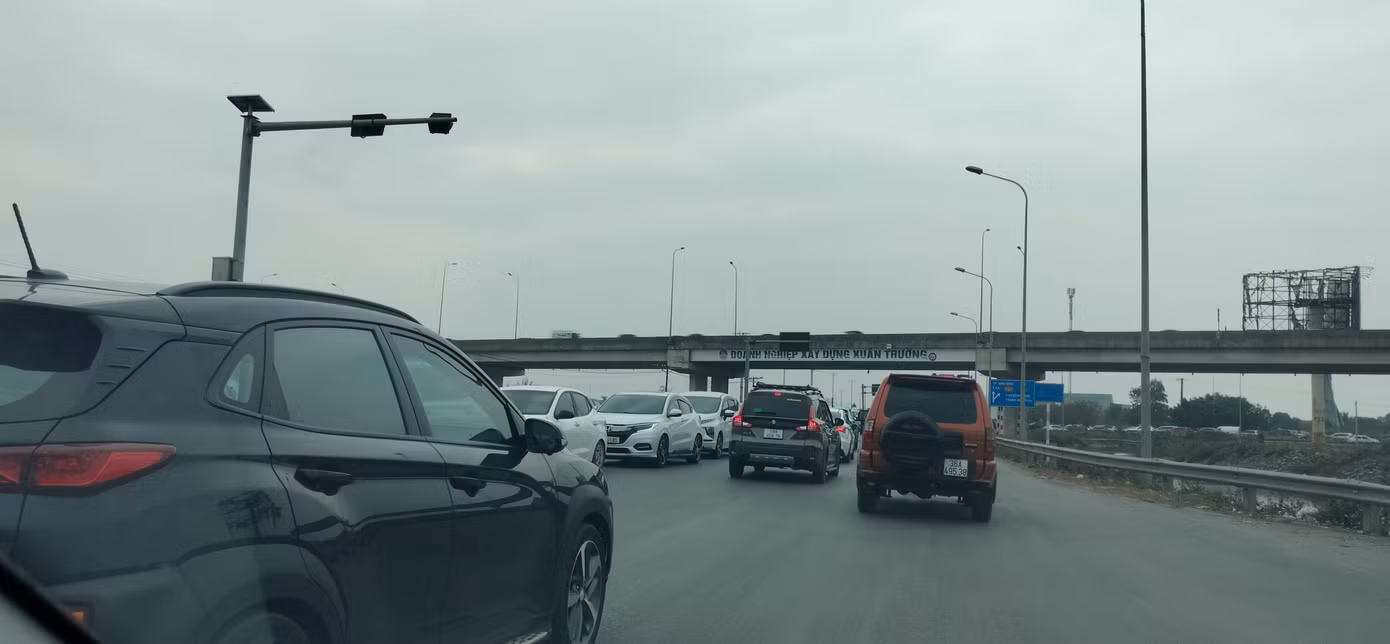 Quãng đường gần 1,5km từ Quốc lộ 10 để lên cao tốc Cao Bồ - Mai Sơn phải mất hơn 1 giờ đồng hồ.