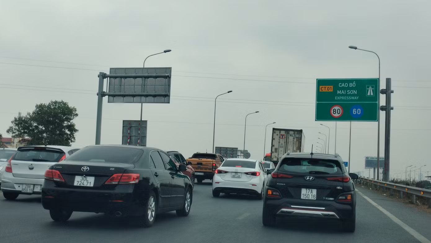 Cao tốc Cao Bồ - Mai Sơn hướng đi Ninh Bình, Thanh Hóa đông đúc phương tiện.