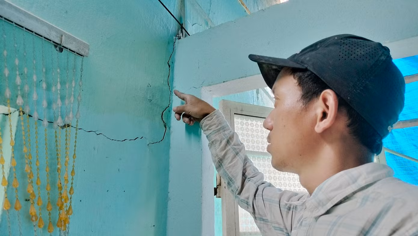 Nhiều nhà cửa của người dân bị nứt, hư hỏng kết cấu do ảnh hưởng của quá trình thi công, song vẫn chưa được kiểm định, hỗ trợ, đền bù, người dân phải sống trong nơm nớp lo âu.