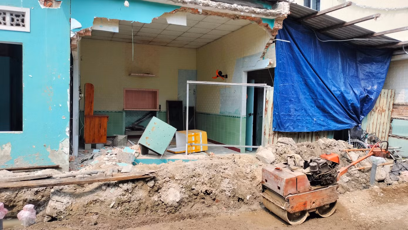 Một nhà dân phải đập bỏ một phần để thi công dự án, nhưng với tiền hỗ trợ đền bù thấp, người dân chưa thể sửa sang lại.