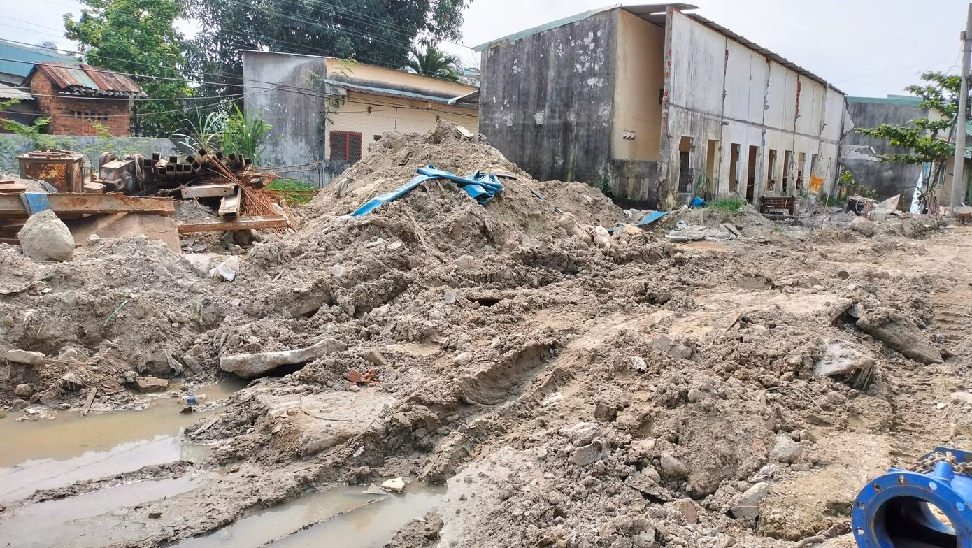 Tuyến cống này thuộc hợp đồng 1.7 có giá trị xây lắp gần 15 tỷ đồng do Ban Quản lý các dự án đầu tư cơ sở hạ tầng ưu tiên TP Đà Nẵng làm chủ đầu tư. Công ty Cổ phần xây dựng và lắp máy Trung Nam là đơn vị được giao thi công. Tuy nhiên, dự án chậm tiến độ, thi công ì ạch, gây ảnh hưởng đến cuộc sống, khiến người dân rất bức xúc, nhiều lần phản ánh lên chính quyền.