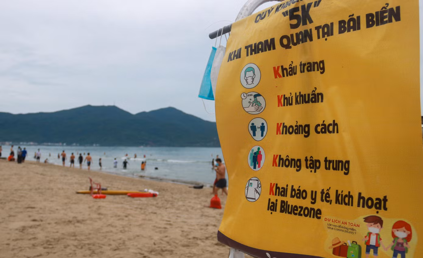 Thông điểm 5K được dán dọc bãi biển để tuyên truyền người dân khi tham quan, tắm biển.