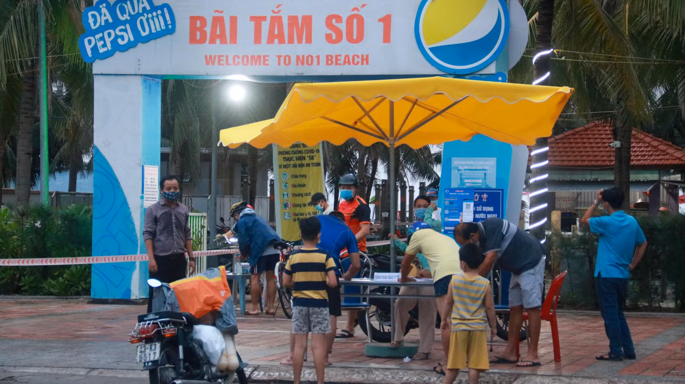 Từ sáng sớm, nhiều người dân TP Đà Nẵng đã đi tắm biển sau khi hoạt động này được phép hoạt động trở lại. Trước đó, ngày 3/5, UBND TP Đà Nẵng đã có "lệnh" tạm dừng hoạt động tắm biển để phòng chống dịch.