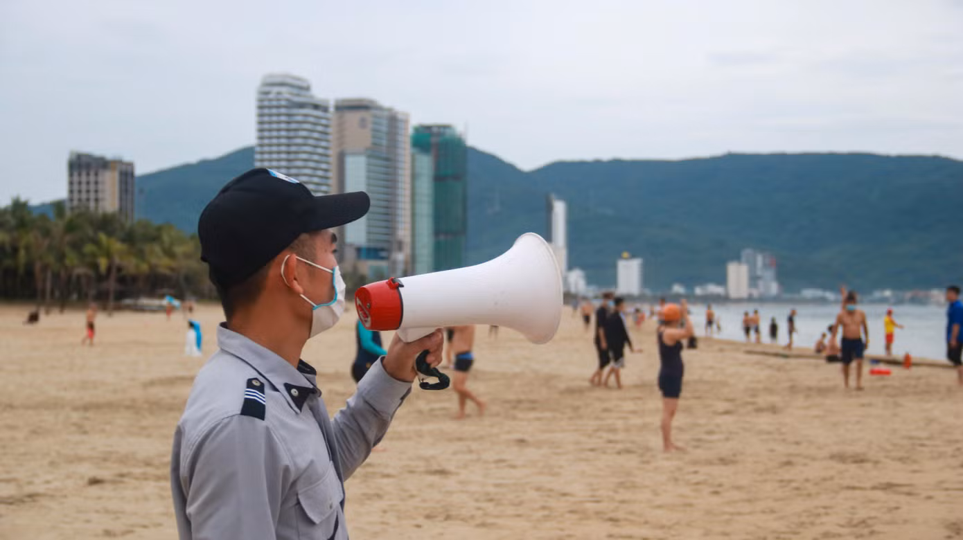 Trên bờ lực lượng bảo vệ các bãi biển liên tục nhắc nhở các trường hợp người dân không chấp hành quy định đeo khẩu trang và giữ khoảng cách. Ban quản lý các bãi biển có quyền phối hợp với cơ quan chức năng xử phạt các trường hợp vi phạm
